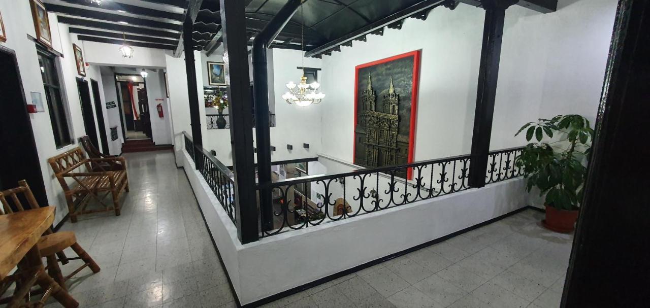 Hostal Flores *