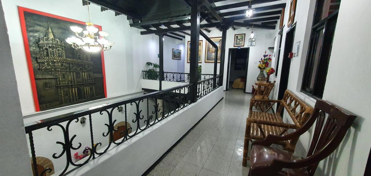 Hostal Flores *