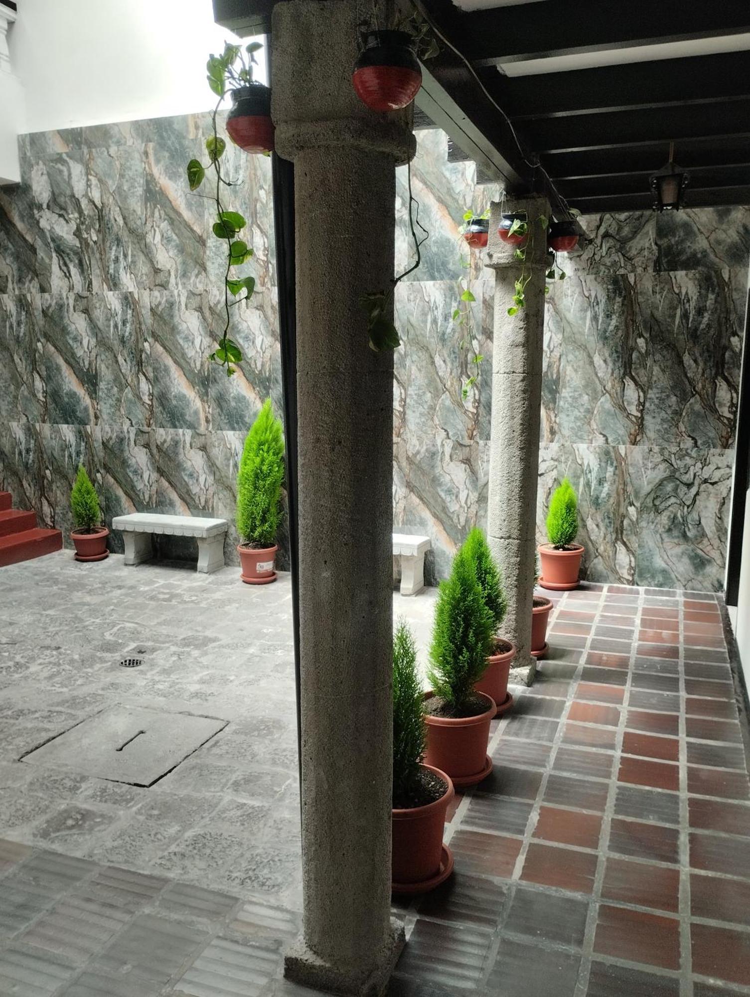 Hostal Flores *